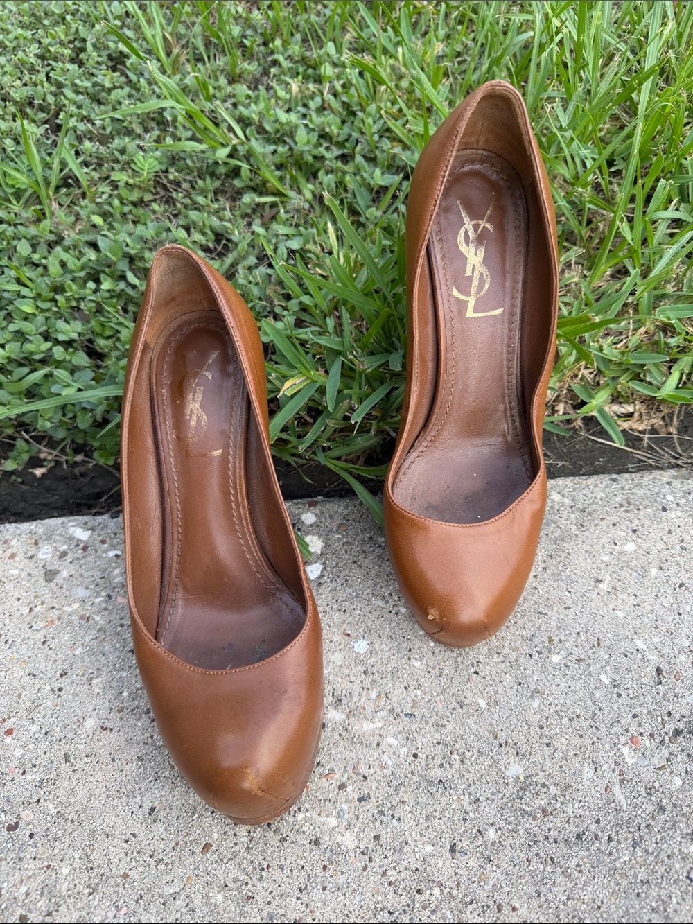 Yves Saint Laurent Tan Leather Round-Toe Pumps